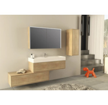 Moderne badkamer met wastafel, spiegelkast en hoge kast in houtlook