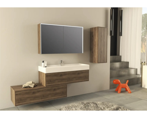 Moderne badkamerset met wastafel, spiegelkast en hoge kast in houtlook