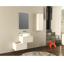 Moderne badkamer met wastafel, spiegel, onderkast en hoge kast.