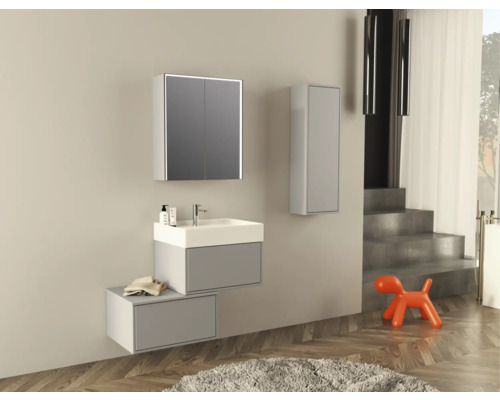 Badkamer met spiegelkast, wastafel, hangkast en decoraties