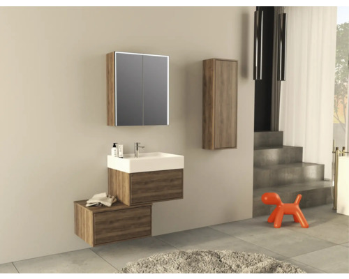 Moderne badkamer met wastafel, spiegelkast en hoge kast in houtlook