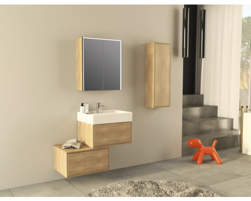 Moderne badkamer met wastafelonderkast, spiegelkast, hangkast en oranje decoratief figuur.