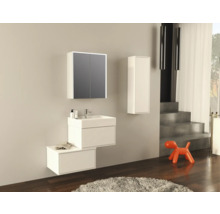 Moderne badkamer met wastafel, spiegelkast en hangkast voor een stijlvolle ambiance