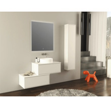 Moderne badkamer met wastafel, spiegel, onderkast en hoge kast