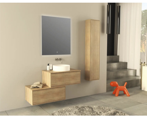 Moderne badkamer met wastafel, spiegel, kast en decoratie