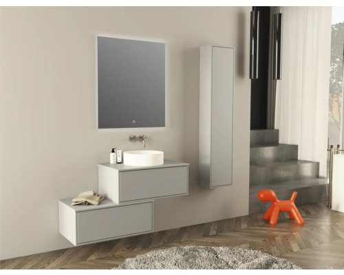 Moderne badkamer met wastafel, spiegel, onderkast en hoge kast.