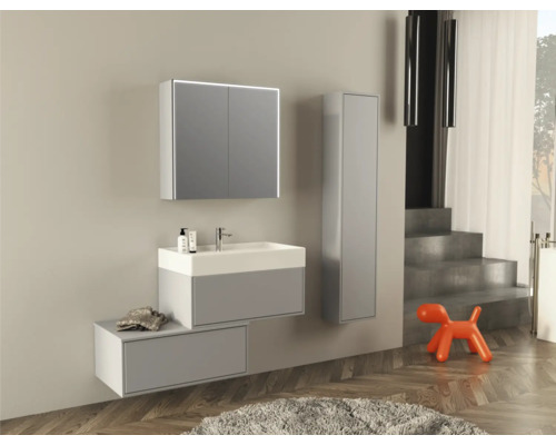 Moderne badkamer met wastafelonderkast, spiegelkast en hoge kast
