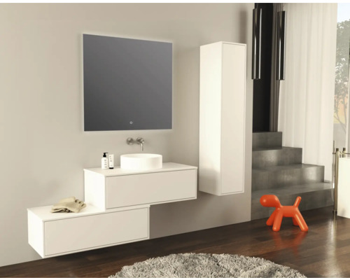 Moderne badkamer met wastafel, spiegel en hoge kast