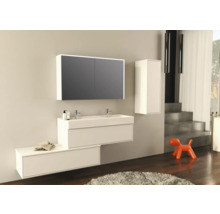 Moderne badkamer met wastafel, spiegelkast en hangkast