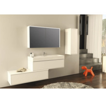 Moderne badkamer met wastafel, spiegelkast met verlichting en hoge kast