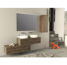 Badkamer met dubbele wastafel, spiegel, wastafelonderkast en hangkast in houtlook