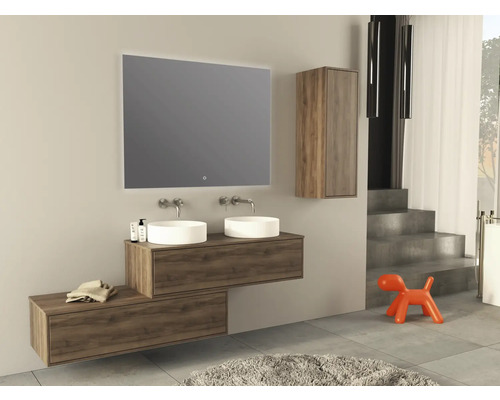 Badkamer met dubbele wastafel, spiegel, wastafelonderkast en hangkast in houtlook