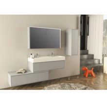 Moderne badkamer met wastafel, spiegelkast en hoge kast