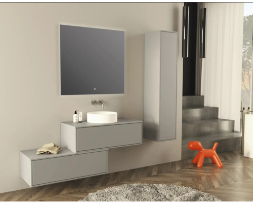 Moderne badkamer met wastafel, spiegel en hoge kast