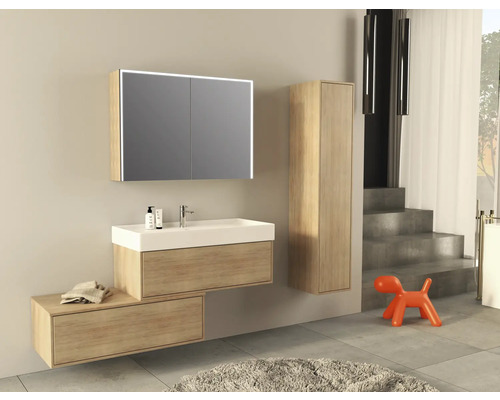 Badkamer met wastafel, spiegelkast en hoge kast in houtlook