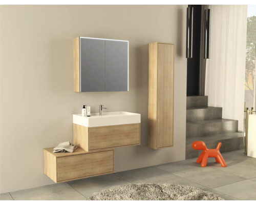 Badkamer met wastafelonderkast, spiegelkast en hoge kast in houtlook