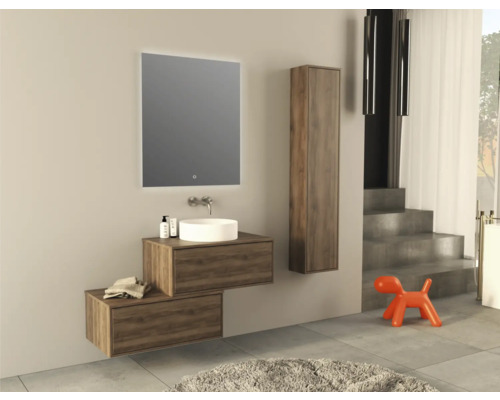 Moderne badkamer met wastafel, spiegel en opbergelementen