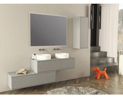 Moderne badkamer met dubbele wastafel, spiegel met verlichting en hoge kast