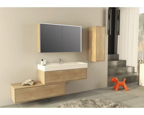 Moderne badkamer met wastafel, spiegelkast en hoge kast in houtlook.