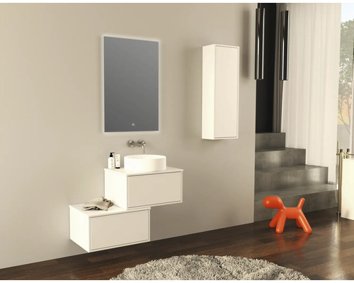 Moderne badkamer met wastafel, spiegel en opbergruimte