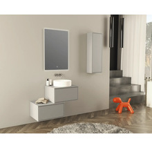 Moderne badkamer met wastafel, spiegel, hangkast en decoratieve elementen.