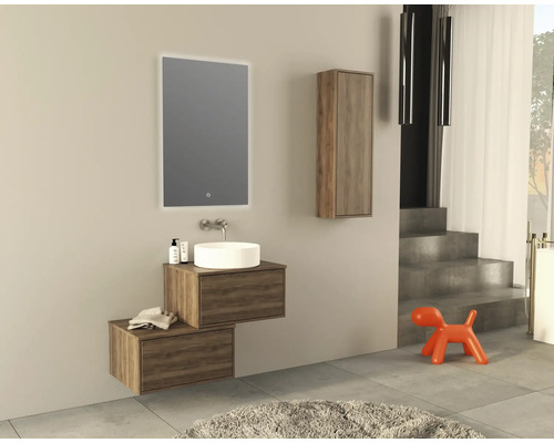 Moderne badkamer met wastafel, spiegel, hangkast en decoratieve hond