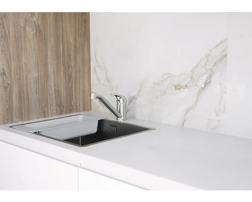 Spoelbak met afdruiprek en kraan in een moderne keuken.