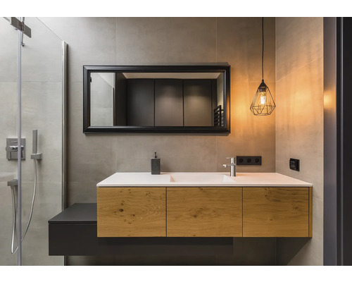 Moderne badkamer met wastafel, spiegel en verlichting