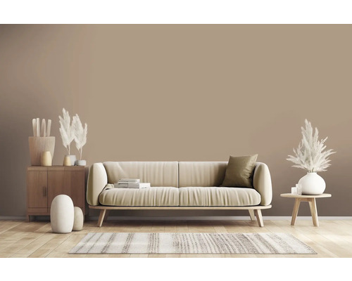 Woonkamer met bank, vloerkleed en houten kast