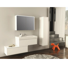 Moderne badkamer met wastafel, spiegelkast met verlichting en hoge kast
