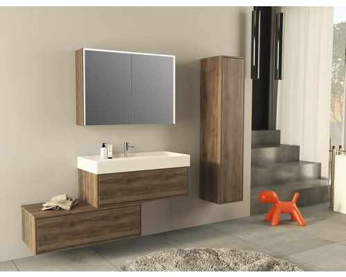 Moderne badkamer met wastafel, spiegelkast met verlichting en hoge kast in houtlook