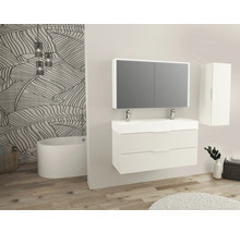 Moderne badkamer met wastafelmeubel, spiegelkast, hangkast en bad voor een behang met print