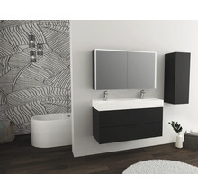 Moderne badkamer met dubbele wastafel, spiegelkast met verlichting en een hoge kast