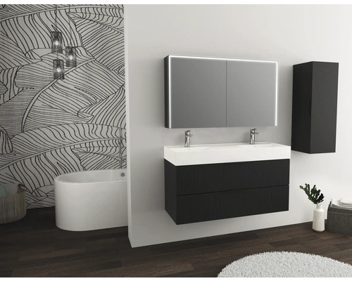 Moderne badkamer met dubbele wastafel, spiegelkast met verlichting en een hoge kast