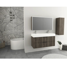 Moderne badkamer met wastafel, spiegelkast en hoge kast