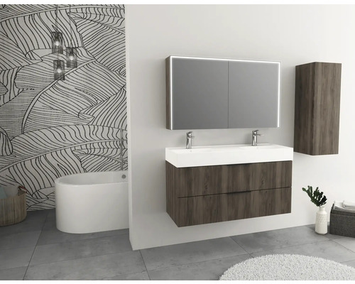 Moderne badkamer met wastafel, spiegelkast en hoge kast