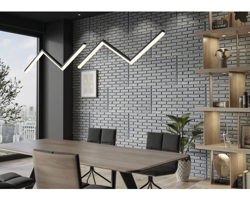 Vergaderruimte met eettafel, stoelen en rek tegen een stenen muur met een moderne zigzaglamp