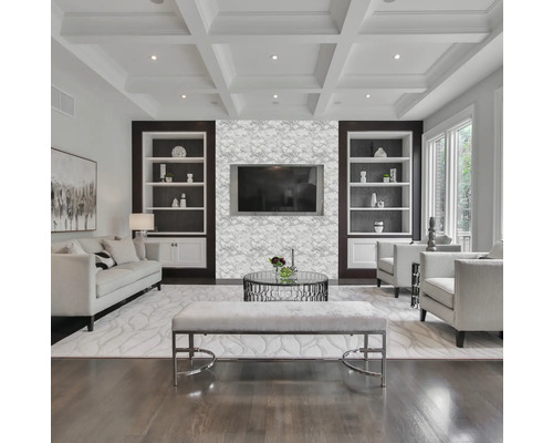 Lichte woonkamer met bank, fauteuils, salontafel, bank en ingebouwde kasten