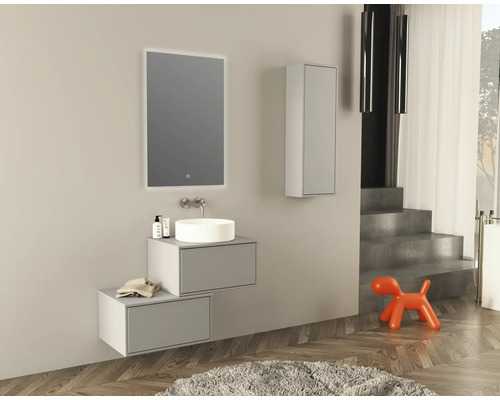 Moderne badkamer met spiegel, wastafel, wastafelonderkast en hoge kast.