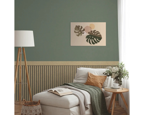 Woonkamer met groene muur, wandpanelen en een afbeelding met bladeren