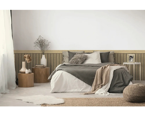 Slaapkamer met bed, nachtkastjes, decoratie en wandpanelen