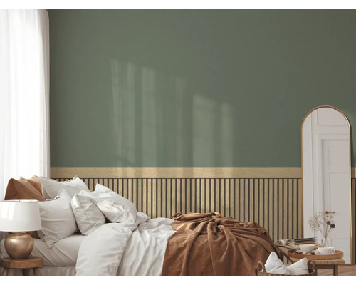 Lichte slaapkamer met bed, nachtkastje, lamp en wandpanelen