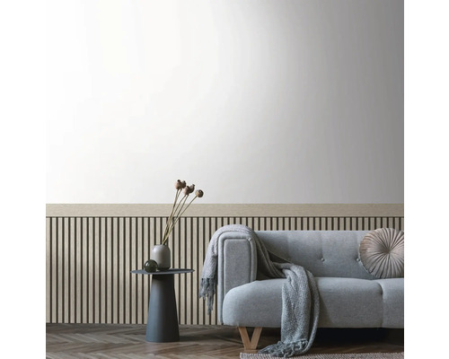 Lichte woonkamer met bank, bijzettafel en wandpanelen