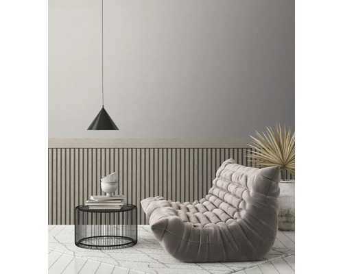 Woonkamer met fauteuil, bijzettafel, hanglamp en wandpanelen