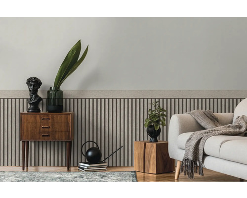 Woonkamer met wandpanelen, ladekast en bank voor een stijlvol interieur.