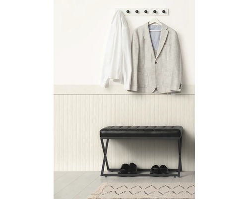 Hal met halbank, jas en overhemd aan kapstok met haken