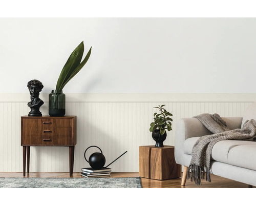 Woonkamer met ladekast, plant, decoratie en bank