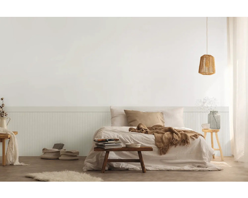 Slaapkamer met bed, nachtkastje, lamp en decoraties in licht design.