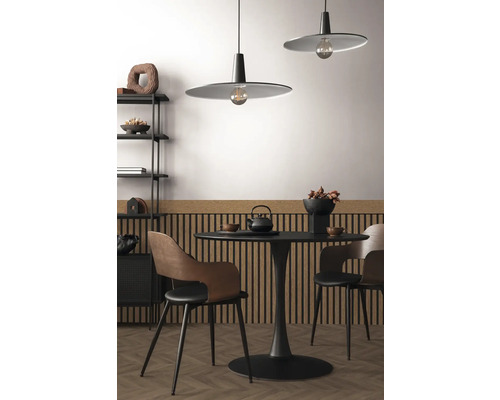 Eetkamer met eettafel, stoelen en hanglampen voor een gezellige sfeer