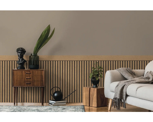 Woonkamer met houten lambrisering, commode en bank voor een gezellige sfeer